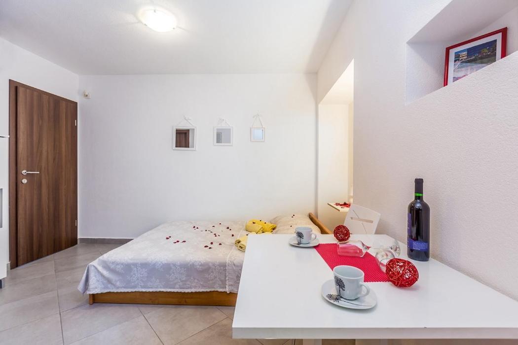 Studio Apartman U Kuci S Bazenom Baška Екстериор снимка